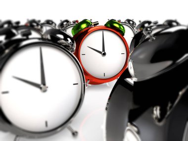 Diğerlerinden ayakta. Renkli alarmclock gri alarmclocks arasında