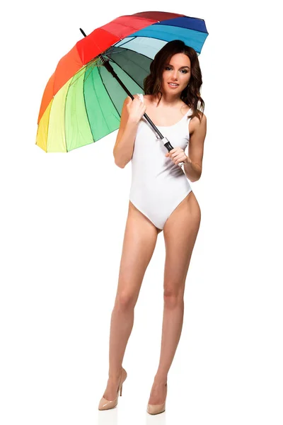 Chica Bonita Traje Baño Blanco Está Sosteniendo Paraguas Colores Posando — Foto de Stock