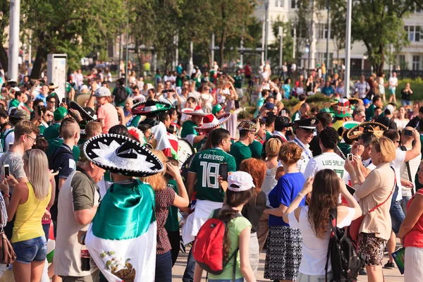 Αικατερινούπολη, Ρωσική Ομοσπονδία - 27 Ιουνίου 2018: Fifa Μουντιάλ 2018, μεξικάνικο ποδόσφαιρο οπαδούς στους δρόμους της Αικατερινούπολη — Φωτογραφία Αρχείου