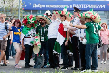 Yekaterinburg, Rusya - 27 Haziran 2018: FIFA Dünya Kupası 2018, Meksika ve İsveç futbol taraftarları Yekaterinburg sokaklarında