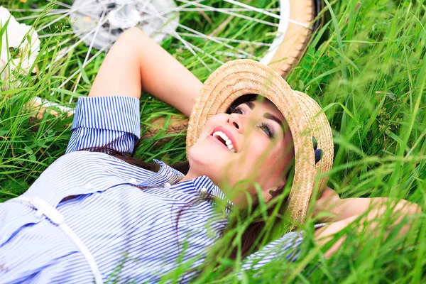 Mulher Feliz Deitada Uma Grama Verde Sorrindo — Fotografia de Stock