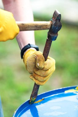 Portre keski vurdu ve bir işçi elinde çekiç