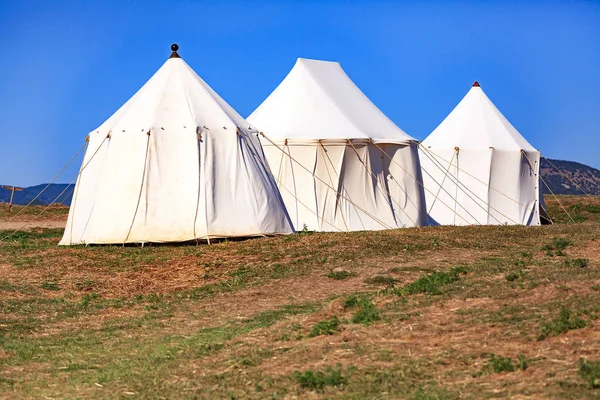 Trzy Namioty Pod Błękitnym Niebem — Zdjęcie stockowe