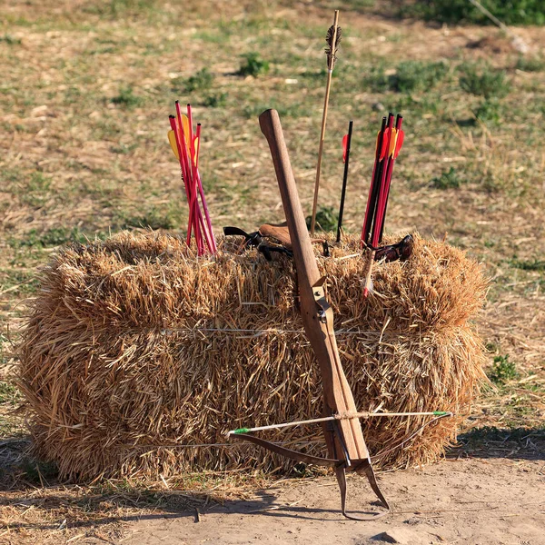 Crossbow Arrows Straw Block — Stock Photo, Image