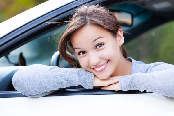 Lycklig Ägare Till Bil Leende Till Dig Söt Flicka Drivrutin — Stockfoto