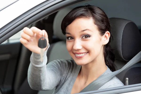新しい車の幸せな所有者は 車のキーを見せています かわいい女の子ドライバー — ストック写真