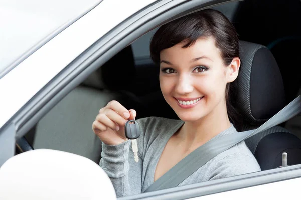 Dueño Feliz Coche Nuevo Está Mostrando Llave Del Coche Conductor —  Fotos de Stock