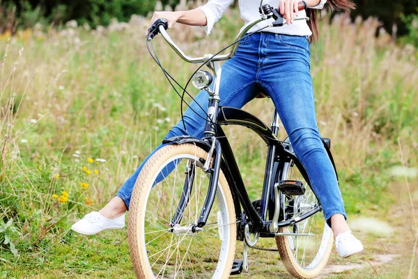 Femme Vélo Dans Parc Forêt — Photo