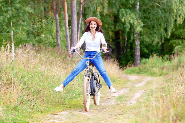Kvinna Som Rider Cykel Sommar Park Eller Skog — Stockfoto