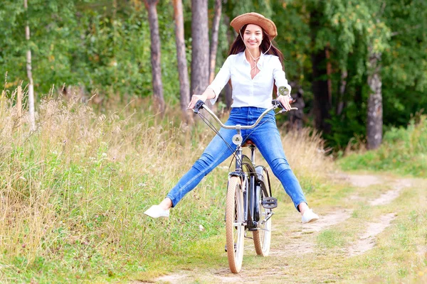 Vrouw Rijden Een Fiets Een Zomer Park Bos — Stockfoto