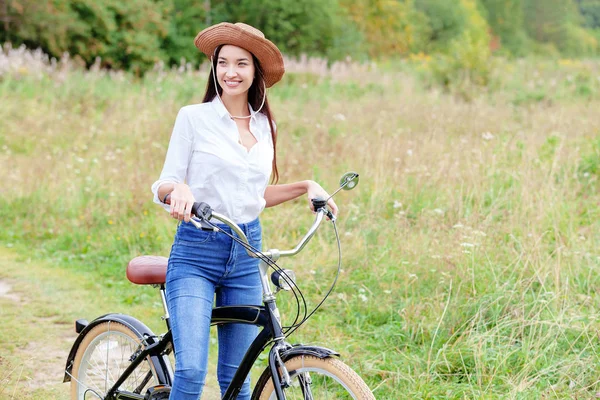Kvinna Med Svart Cykel Sommar Park Eller Skog — Stockfoto