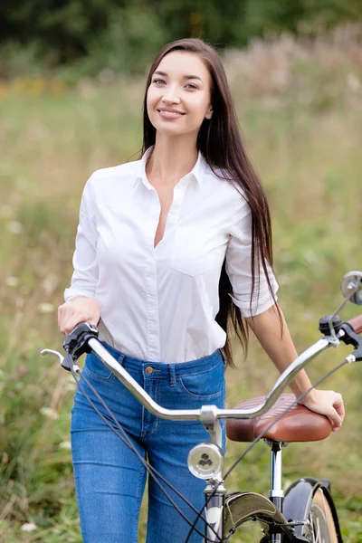 屋外でポーズ自転車できれいな女の子 — ストック写真
