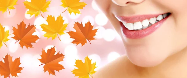 Closeup Shot Female Smile Maple Leaves Background — Stock Photo, Image