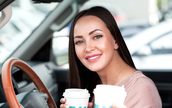 Retrato Chica Muy Sonriente Amigable Conductor Coche Con Dos Tazas — Foto de Stock