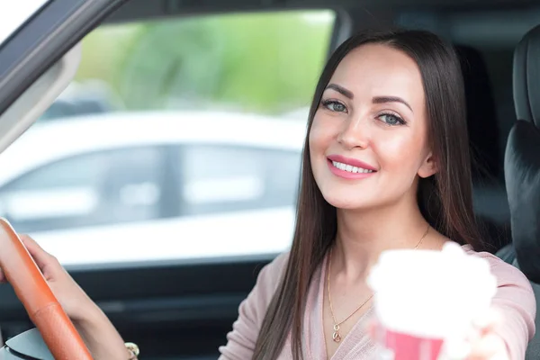 Retrato Motorista Menina Amigável Muito Sorridente Carro Com Copo Papel — Fotografia de Stock