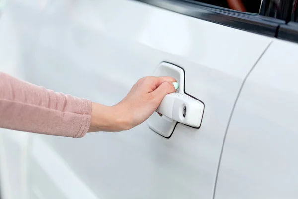 Крупный План Женской Руки Открывающей Дверь Автомобиля — стоковое фото