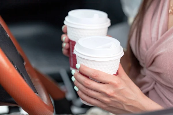 Kadın Sürücü Iki Kağıt Bardak Çay Veya Kahve Ile Tutan — Stok fotoğraf