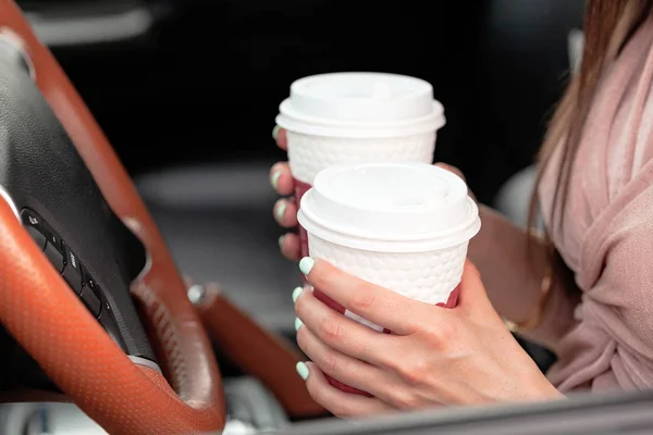 Primer Plano Las Manos Conductora Que Sostiene Dos Tazas Papel — Foto de Stock