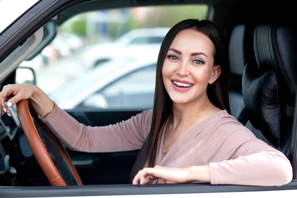 Guapa Mujer Conductora Sonriéndote — Foto de Stock