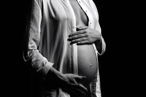 Close Shot Van Een Buik Van Zwangere Vrouw Geïsoleerd Zwarte — Stockfoto