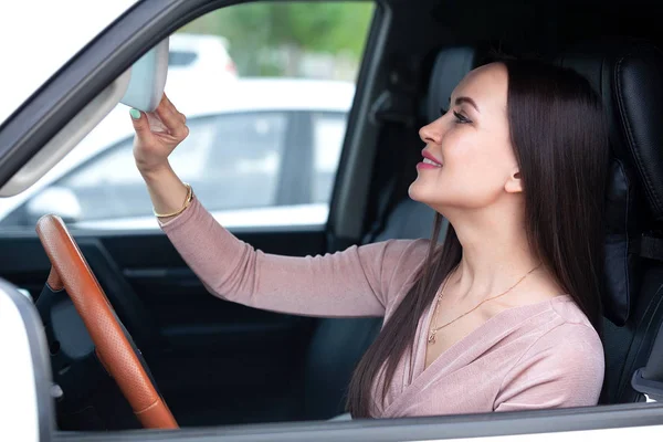 車の中のきれいな女性ドライバー — ストック写真