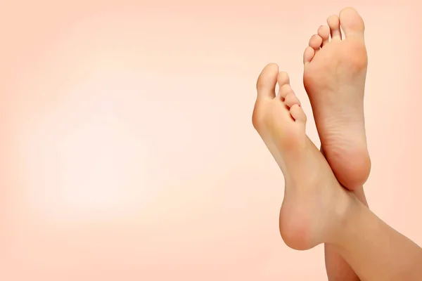 Female feet against pastel background — Stock Photo, Image