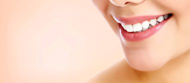 Genç gülümseyen kadın, pastel arka plan, boşaltmak