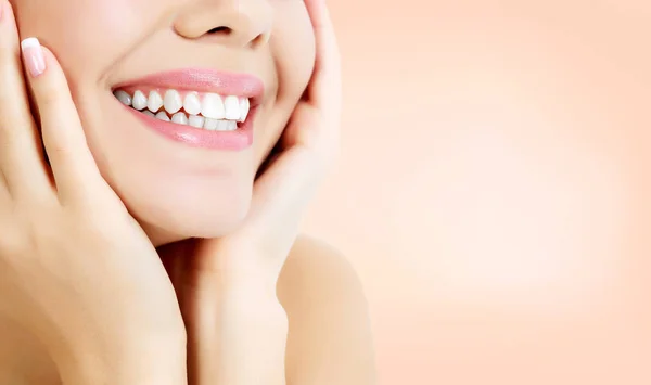 Closeup Tiro Sorriso Mulher Feliz — Fotografia de Stock