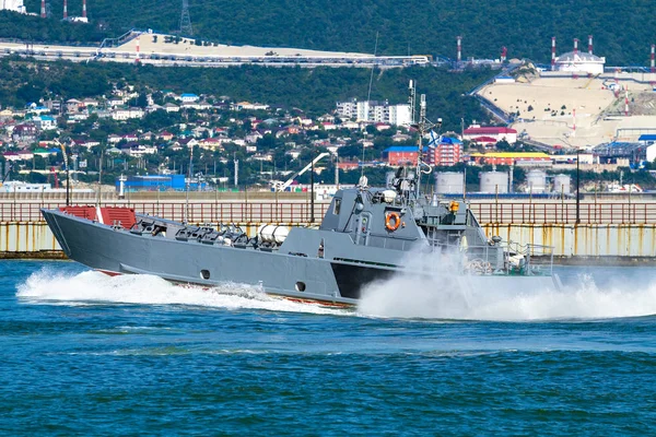 Navio da Guarda Costeira na baía do porto — Fotografia de Stock