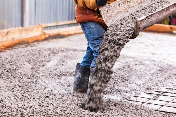 Tembakan dekat beton pengecoran pada tulangan logam lantai di lokasi konstruksi industri — Stok Foto