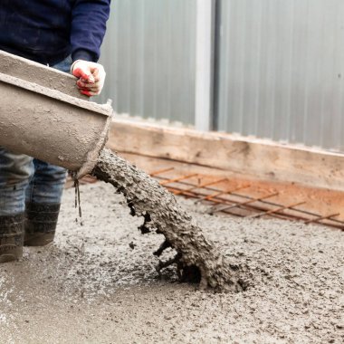 Endüstriyel inşaat alanında yerde güçlendiren metal çubukları üzerindeki beton döküm closeup çekim