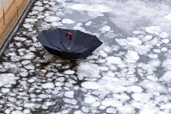 Verlassener Regenschirm Auf Einem Eis Des Stadtflusses Oder Sees — Stockfoto