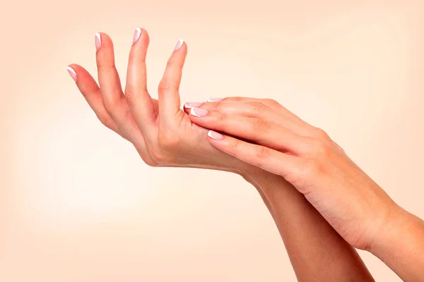 女性手与修剪整齐的手指 护肤的概念 — 图库照片