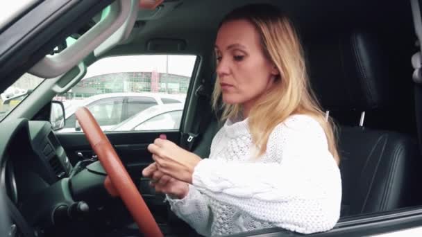 化粧をしている女性ドライバー — ストック動画