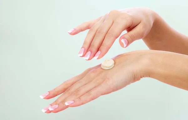 Mãos Femininas Bem Tratadas Com Creme Deles Conceito Cuidados Pele — Fotografia de Stock