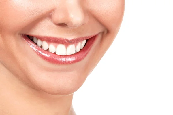 Nahaufnahme Von Schönen Weiblichen Lächeln Isoliert Auf Weißem Hintergrund — Stockfoto