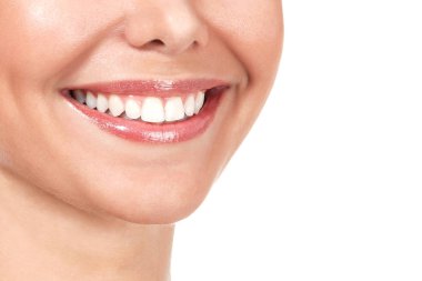 Beyaz arka plan üzerinde izole güzel kadın gülümseme closeup çekim