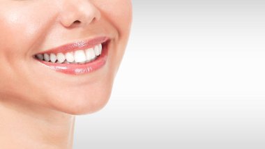 Güzel kadın gülümseme ile boşaltmak gri bir arka plan