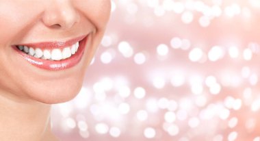 Güzel bir kadın gülüşü bir arka plan bulanık ışıkları ile karşı