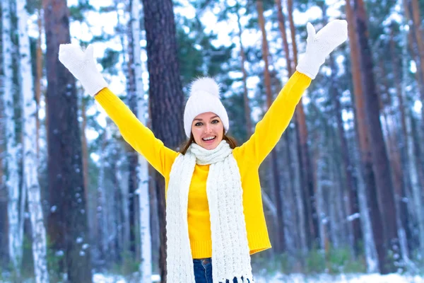 Pretty Young Smiling Woman Winter Forest Park — Stock Photo, Image