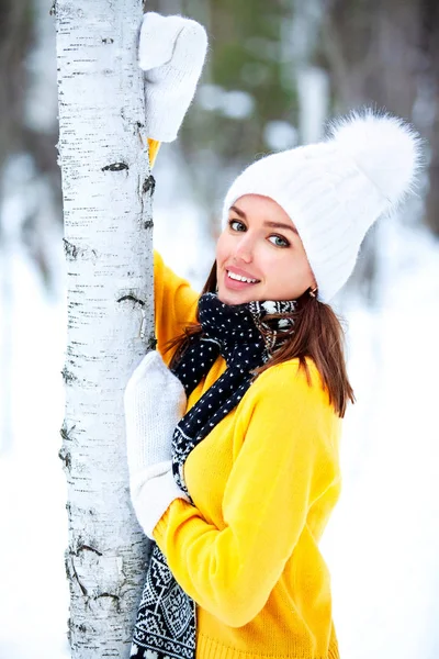 Lachende Iposing Van Mooie Jonge Vrouw Een Winter Bos Park — Stockfoto