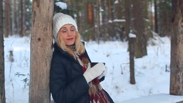 Mooie Vrouw Drinken Van Hete Thee Koffie Een Winter Forest — Stockvideo