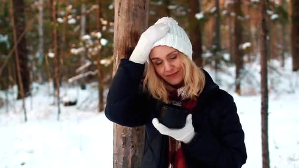 Mulher Bonita Bebendo Chá Quente Café Uma Floresta Inverno — Vídeo de Stock