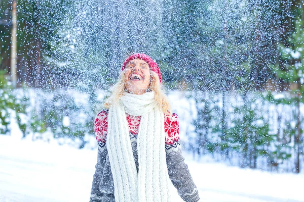 Retrato Mulher Bonita Alegre Jogando Neve Férias Inverno Conceito — Fotografia de Stock