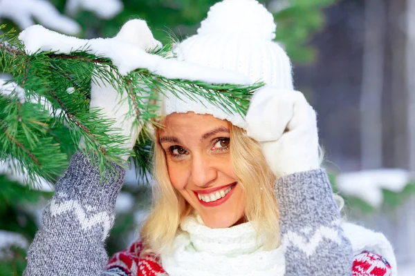 Vacker Kvinna Vinter Skog Vintern Semester Koncept — Stockfoto