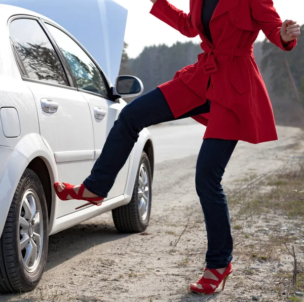 Boze Vrouw Schopt Wiel Van Auto Auto Ongeluk Een Gebroken — Stockfoto