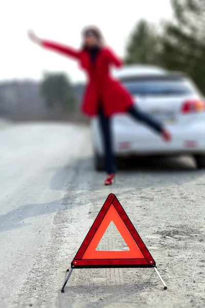 Mulher Espera Por Assistência Estrada — Fotografia de Stock