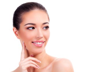 Güzel kadın gülümseyerek ve beyaz arka plan üzerinde izole bir şey arıyorum. Cilt bakım kavramı