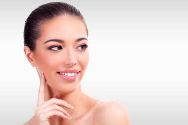 Güzel kadın ile boşaltmak gri bir arka plana dayanır. Cilt bakım kavramı