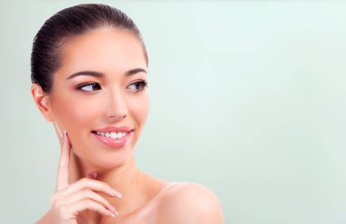 Güzel kadın ile boşaltmak gri bir arka plana dayanır. Cilt bakım kavramı